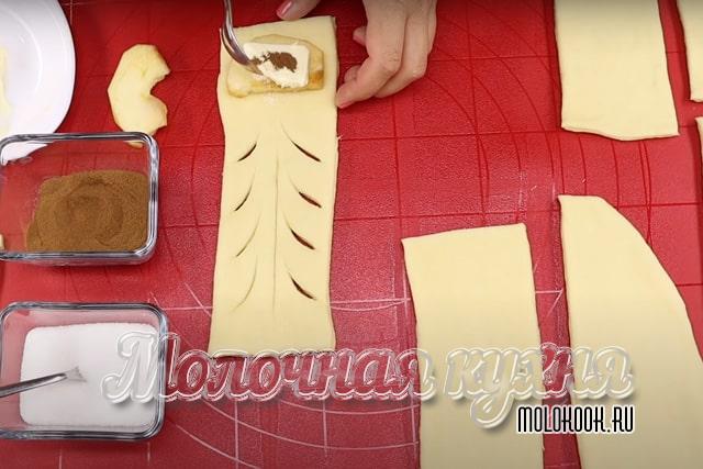 Яблоки с корицей выложены