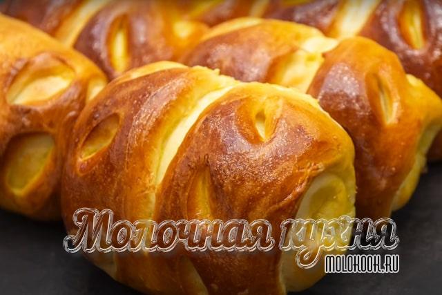 Ароматные булочки с корицей и кусочками яблок