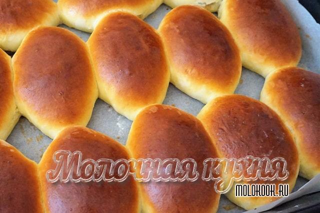 Пирожки, намазанные сливочным маслом