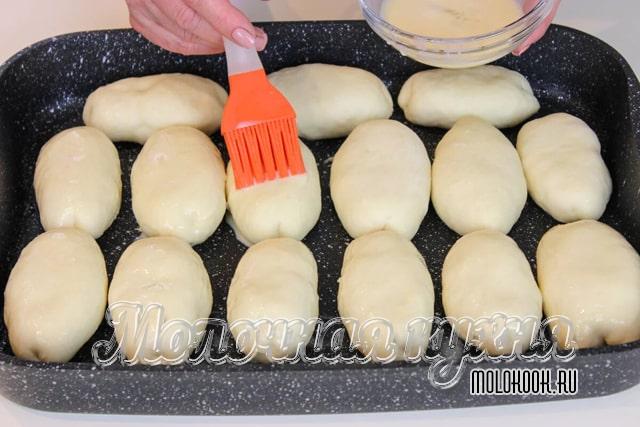 Прожки смазывают кондитерской кисточкой