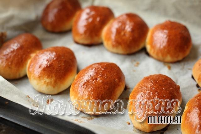 Пирожки, смазанные яйцом, после выпекания