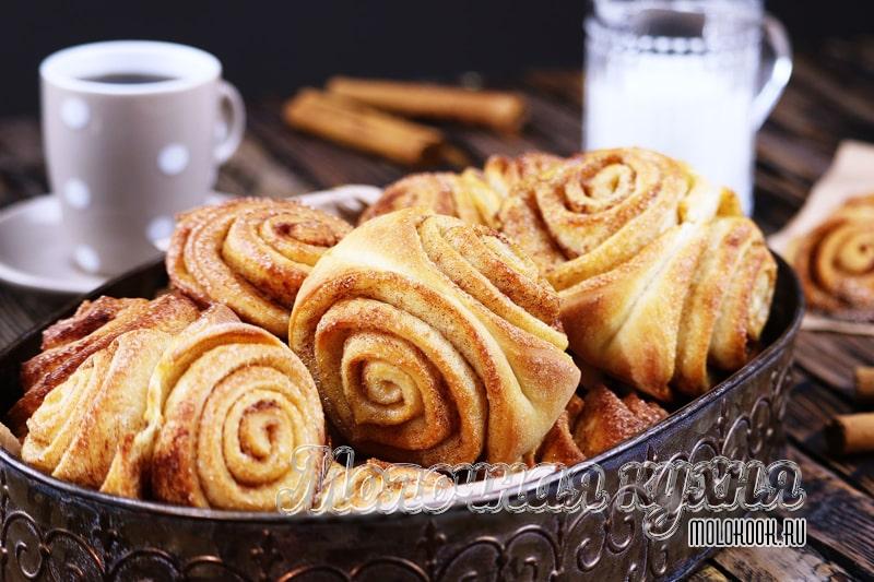 Булочки из дрожжевого теста с корицей и сахаром