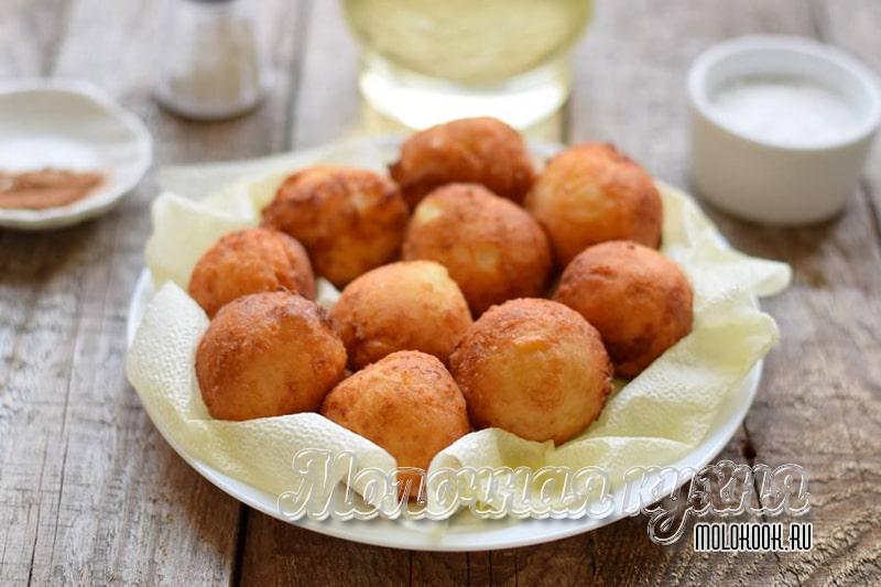 Творожные пончики-шарики, обжаренные во фритюре