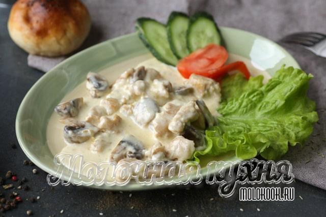 Куриная грудка в сливочно-грибном соусе