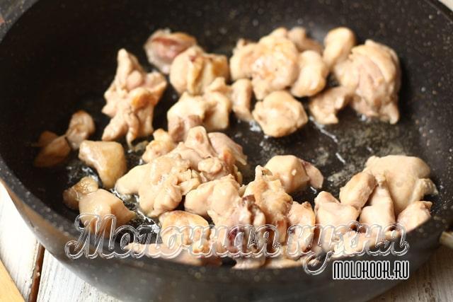 Подрумянивание курицы в сковоородке