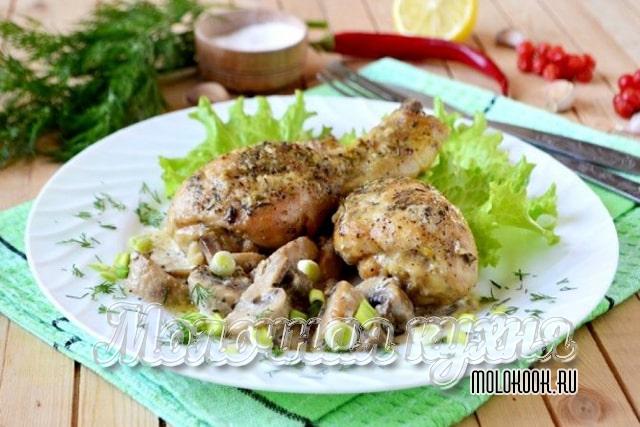 Ножки курицы в подливке из сметаны и сливок