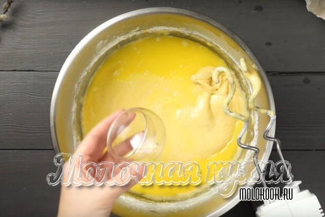 Добавление растопленного сливочного масла