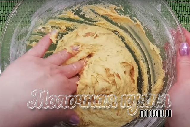 Получившееся вязкое тесто для кулича