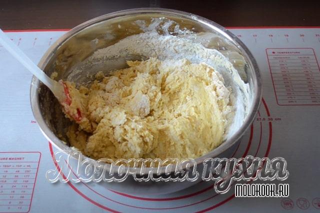 Тесто в процессе вымешивания и добавления муки