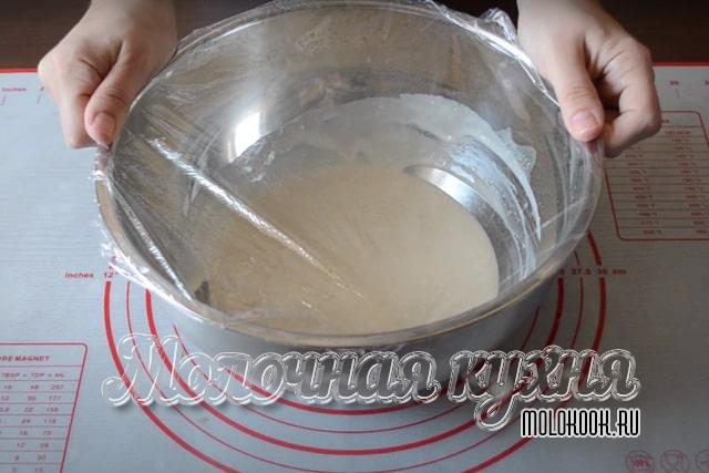 Опара закрыта пленкой
