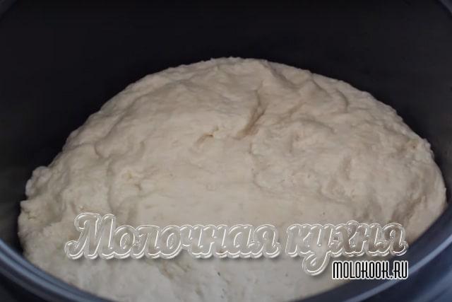 Тесто помещено в мультиварку