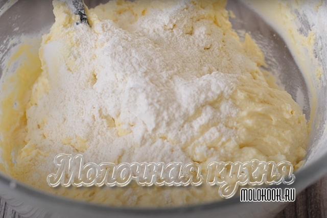 Постепенное всыпание пшеничной муки