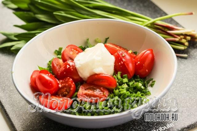 Салат из помидоров и черемши, заправленный сметаной