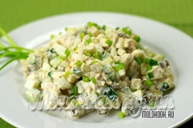 Салат с добавлением курицы и консервированного горошка