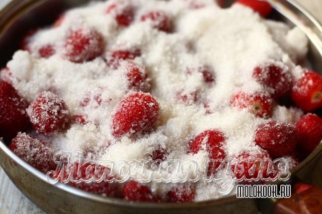 Клубника, покрытая сахаром