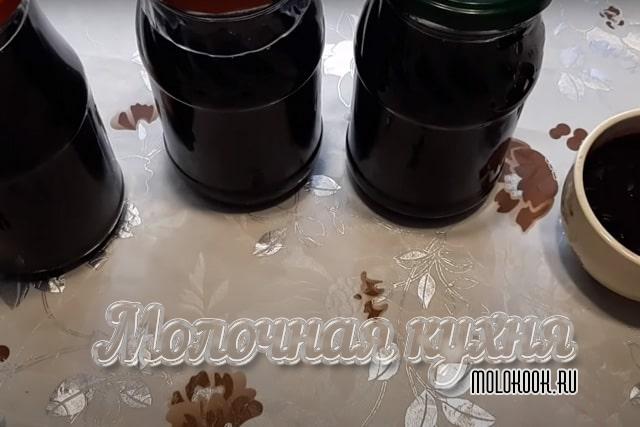 Варенье разложено в банки