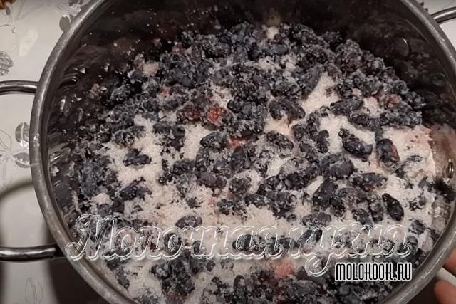 Жимолость с сахаром в кастрюле