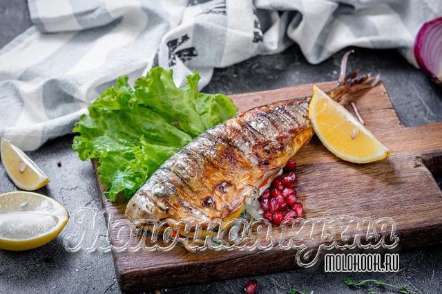 Запеченная на мангале скумбрия с репчатым луком и лимоном