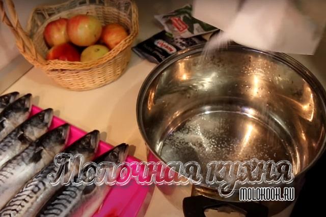 Покрываем дно кастрюли солью
