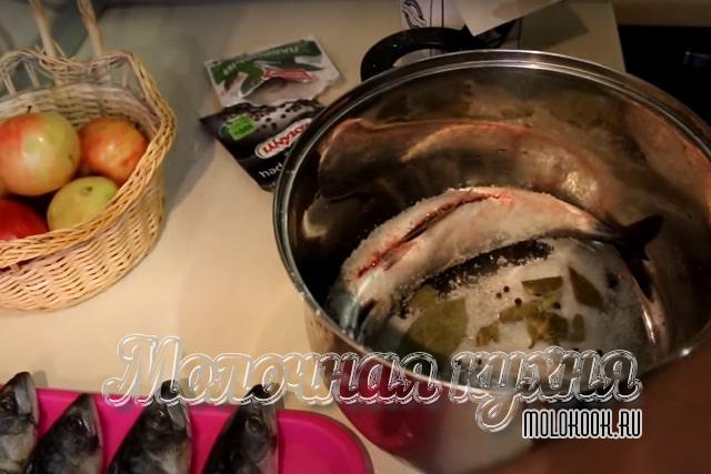 Рыба уложена и посыпана специями
