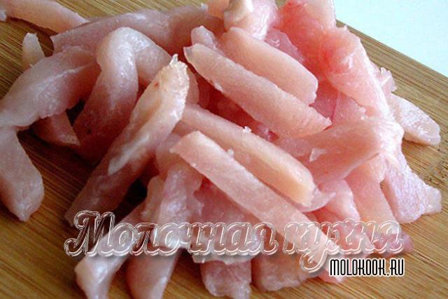 Куриное филе, порезанное соломкой