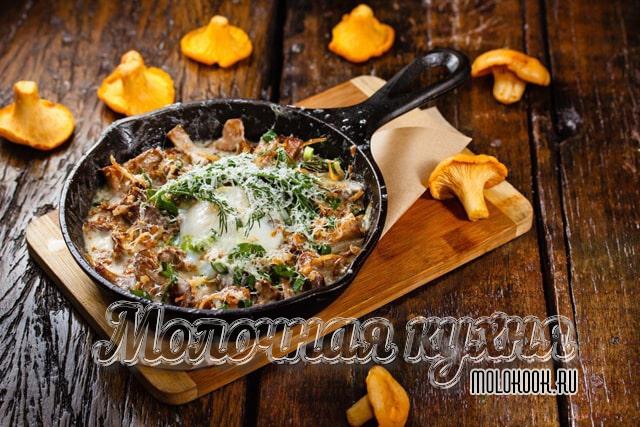 Жульен из курицы, грибов, сливок и сыра