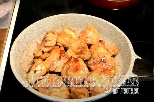 Процесс обжарки курицы