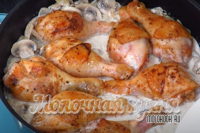 В сковороду залиты сливки и выложена курица