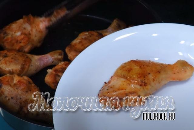 Снятие обжаренных куриных ножек на тарелку