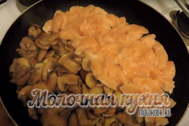 Курица доавлена к грибам