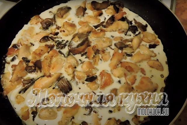 Сливки добавлены в сковороду к курице и грибам