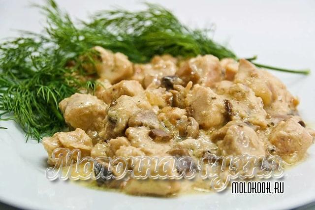 Картошка с грибами и курицей в соусе из сливок