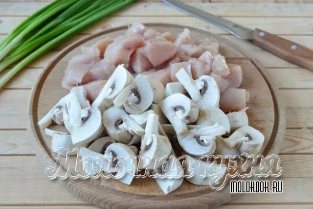 Нарезанное куриное мясо и шампиньоны