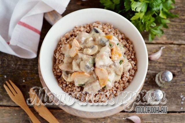 Гречка с курицей, овощами и грибами в сливочном соусе