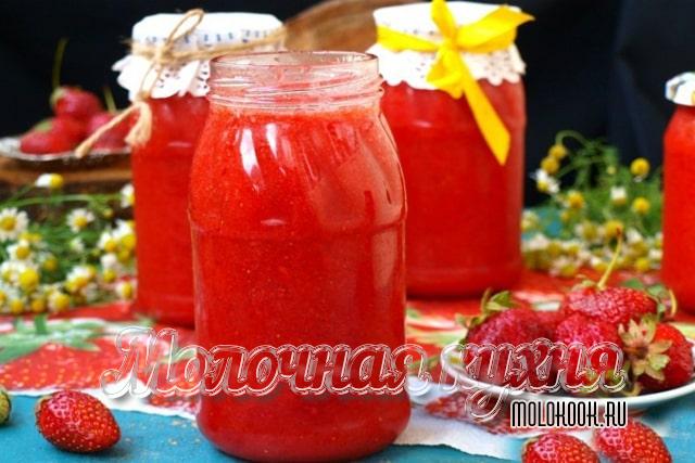 Перетертая блендером клубника