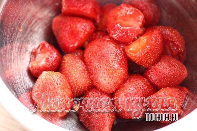 Перебранная и вымытая клубника