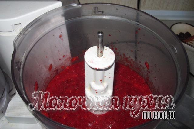 Перетирание ягоды при помощи блендера с чашей