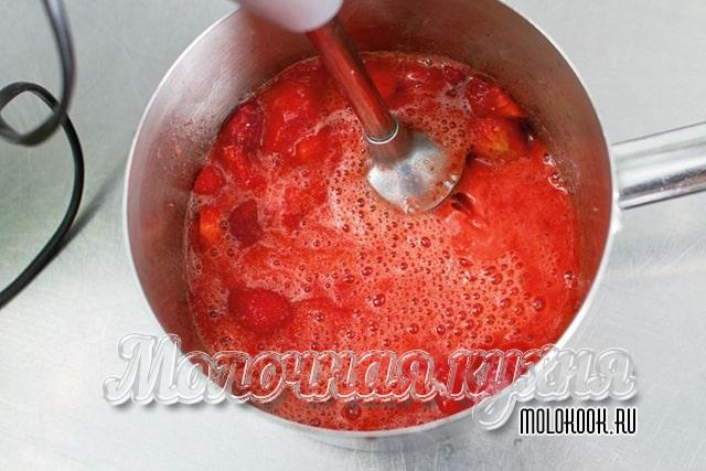 Измельчение ягоды погружным блендером