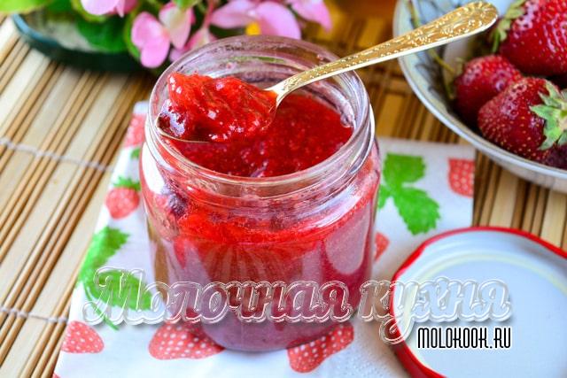 Протертая клубника с желатином и сахаром