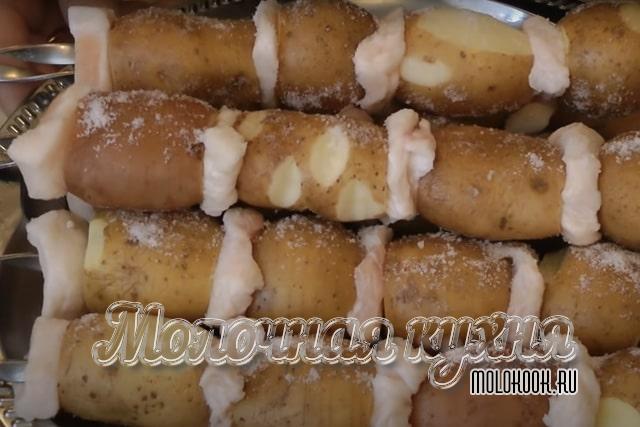 Картофельный шашлык посыпан солью