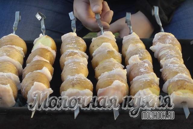 Картошка запекается