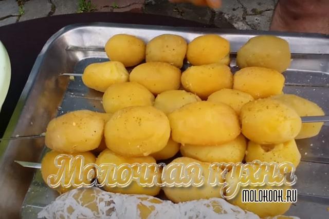 Отварной картофель посоен и поперчен
