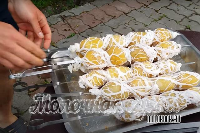 Нанизанные клубни обернуты жировой сеткой