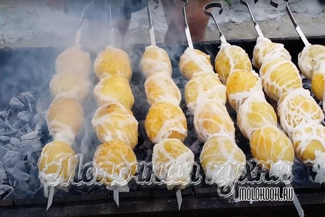 Картошка расположена на прогоревшем мангале