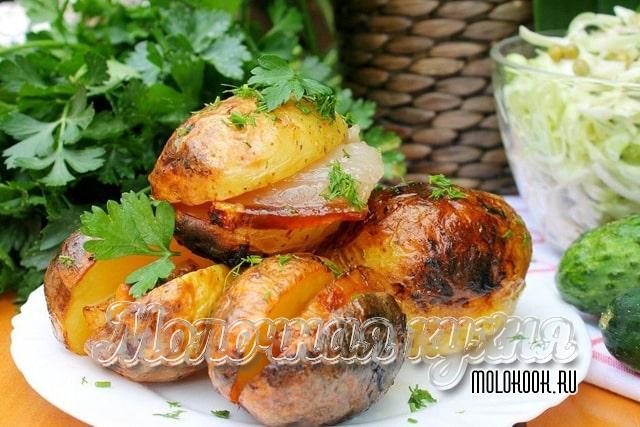Запеченный с курдюком картофель на мангале