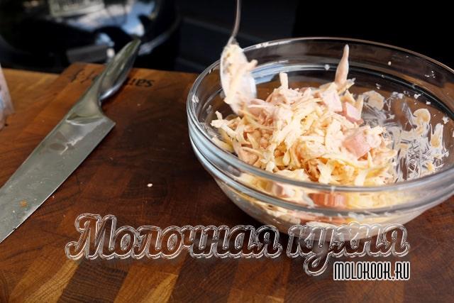 Рецепт начинки для печеного картофеля с сосисками и острым соусом