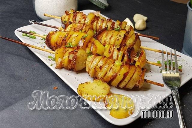 Картошка с копченой грудинкой на углях
