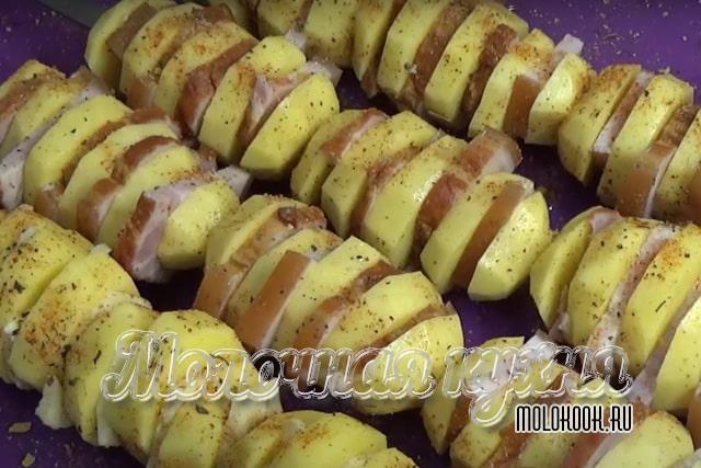 Нанизанная картошка с кусочками грудинки