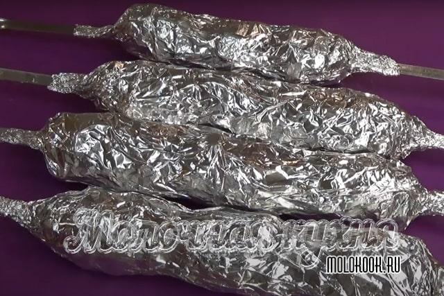 Шашлк из картошки завернут в фольгу