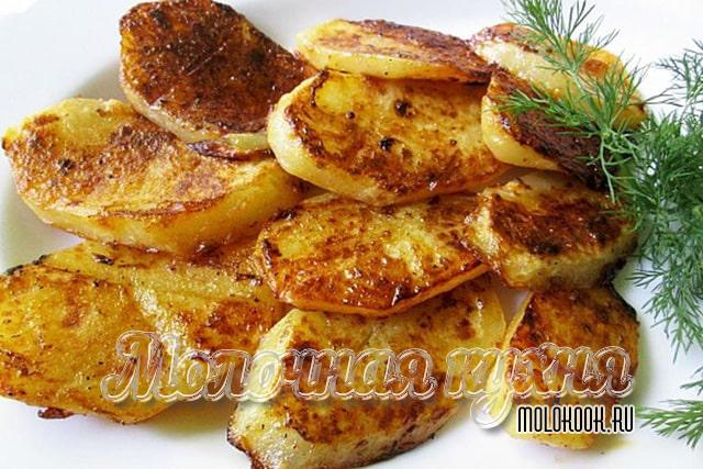 Порезанная картошка на решетке на мангале